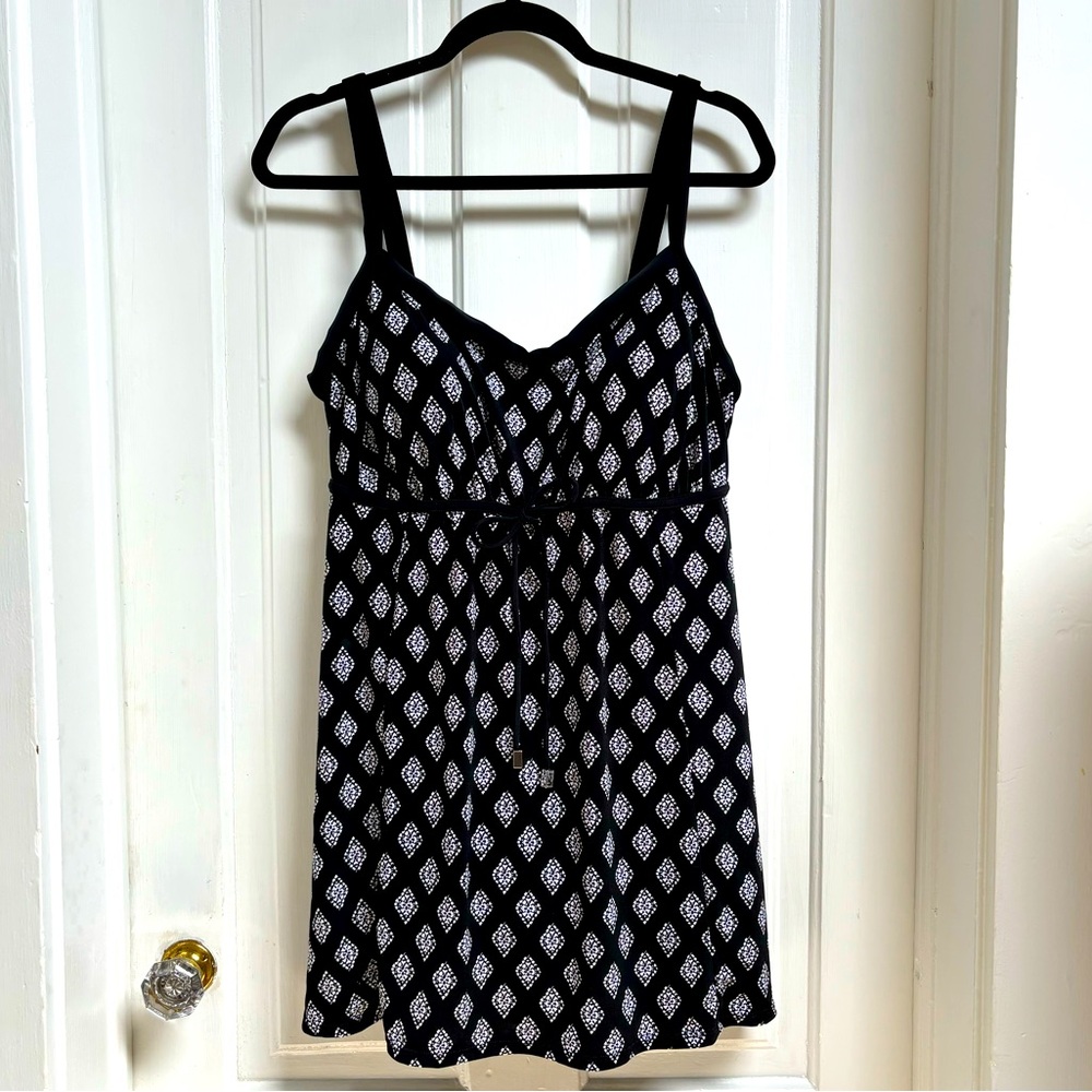 WOMENS PLUS SIZE SWIM DRESS SIZE 18W BLACK AND WHITE PRINT.